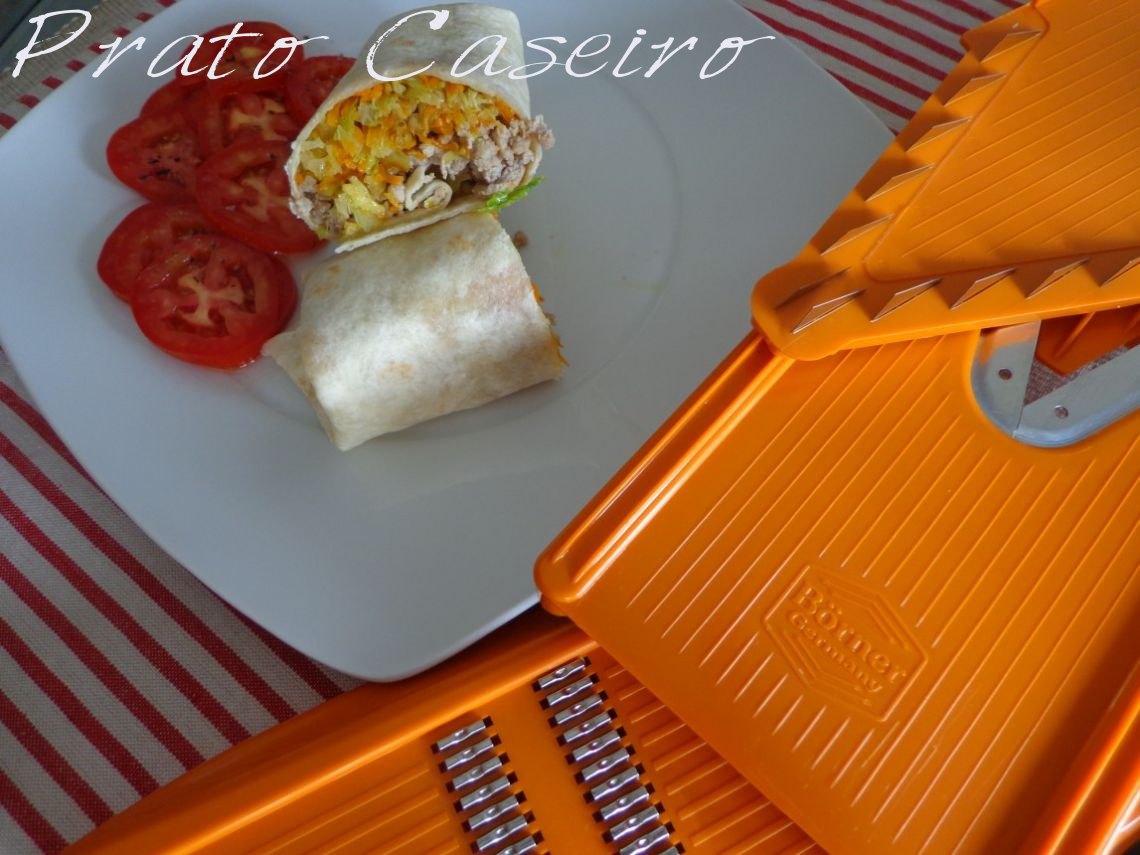 Prato Caseiro Wraps de carne picada com couve lombarda e cenoura