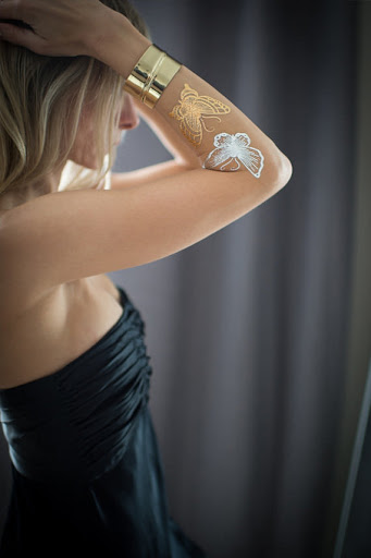 Branco tatuagem de borboleta ideias para as mulheres na mão