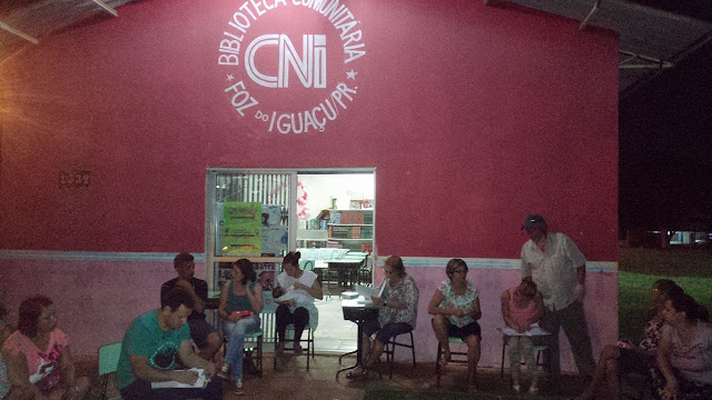 Moradores do bairro, como: Miriam Ferreira, Pamela Melo, Janete, Sandra, Fabio Brito, Lauani Techeira, Dayne E. Wiltte, Elina R. Dias, Sandro Rios, JairPussini, Douglas Andrei, Janice Adriana, entre outros do Cidade Nova II convocaram a Associação de Moradores do Bairro Cidade Nova II, pelo seu presidente Edinaldo, para prestar contas aos assuntos pertinentes ao descartes de lixos em lugares incorretos. Cerca de, 27 moradores encontravam-se na sede do Cidade Nova Informa – CNI, a Biblioteca Comutaria – CNI na rua Elói Armando Nedel, 1332. O presidente do informativo CNI, José Batista, abriu a reunião passando a fala aos moradores que solicitaram a reunião. Residentes do local, já não suportam as situações de desleixos que se encontra a o bairro, pois as circunstâncias passaram dos limites. Crianças cortaram o pé com cacos de vidros. Cachorros, gatos mortos são depositados no lugar. Moveis velhos, estantes, televisões, sofás, computadores etc., já estão pela a rua por uma quantidade exorbitante. Galhos, entulhos, folhagens, madeiras, tijolos, roupas, lixo de banheiro sendo lugar propicio para bichos peçonhentos. Lugar perfeito para multiplicação de diversas doenças, como: Dengue, Leishmaniose entre outras. A comunidade não aguentam e aponta os diversos pontos de concentração de lixo expressivo no bairro, pois ocorreu como uma ideia que não deu certo da antiga administração da associação. Em defesa da nova equipe da, Associação Cidade Nova II, as coisas estão sendo feitas, porém, não sendo divulgadas. Concertos da trave de futebol, limpeza de alguns pontos da vila, fiscalizando a construção do novo posto de saúde entre outros, diz presidente do concelhos fiscal Nelson Carvalho. O atual presidente, José Batista, do (CNI) Cidade Nova Informa, expôs em reunião que as soluções não podem serem paliativas e deverão ser realmente solucionadas, ou seja, devemos por um fim. Desta forma, alguns moradores deverão ser conscientizado do problemas do lixo. A Escola, o CMEI, o Colégio e a Biblioteca Comunitária terá o papel fundamental para a mudança. Durante a existência do CNI, desenvolvemos diversos mutirões de conscientização e coleta de lixo. Na época, até que obtemos resultados e hoje colhemos pequenas transformações de sucesso. Uma fantástica ideia que deu resultado foi lotes abandonados, sendo adotados por moradores, no qual, encontrava com diversos entulhos, matos entro outros, sendo realizado neste espaço, uma transformação, fazendo horta, plantando hortaliças diversas, além de mandioca, milhos, feijão, quiabo etc. Desta maneira, a solução não deve ser somente paliativa, mas sim uma construção de conscientização dos moradores que moram na comunidade - conclui Pedrinho Aparecido. Ana, Agente Comunitária de Saúde (ACS), expõe quea falta de educação, respeito, limpeza, cuidado reflete para com a Unidade de Saúde do bairro. Desta forma, os moradores tem que se conscientizar com o zelo da comunidade, sendo assim, referências de um bairro organizado. Associação atualmente com cinco (5) meses de mandato, no qual, estamos trabalhando, mesmos fora dos holofotes. A legalização jurídica, a legalidade, é crucial para o funcionamento da Associação. Sendo que recentemente encontrava-se em um verdadeiros caos, pois antigos administradores não corresponderam com a expectativa e os documentos são importante para com forma correta de se trabalhar na legalidade com órgão públicos e privados, além do mais este é p nosso entrave para o avanços. Diz Edinaldo. E, continua, dentre este período, com ajuda de parceiros como CNI entre outros, limpamos o entorno do campo de futebol do bairro, estamos reformando o barracão que estava depredado, trouxemos a segunda academias, novos pontos de ônibus, bocas de lobos da rua sendo limpadas, luz dos postes a noite são verificadas fazendo rondas para serem arrumadas, diversos documentos feitos para solicitações de melhorias para o bairro, dentre de várias atividades estamos trabalhando. O presidente da Associação persiste, estamos ciente sobre os diversos lotes e canteiros cheios de matos os pontos de lixos que está transbordando pela enorme quantidade que encontra no bairro Cidade Nova II. Estamos trabalhando. Precisamos da comunidade a nos apoias, ajudar cuidar, pois não adianta nada limpar hoje sendo que amanhã está tudo sujo novamente. Elza Mendes, secretária do CNI, na reunião, prosseguiu para com os encaminhamentos. De primeiro, momento buscar solucionar já a limpeza destes terrenos, a campanha adote-se um terreno. Criar novas reuniões, com mais pessoas da comunidade, chamando os órgãos públicos como a presença da Guarda-Municipal, Defesa Civil, CCZ, Polícia Militar entre outros. Chamar os professores da Escola Jorge Amado, CMEI e do Colégio Estadual Ipê Roxo para ajudar na conscientização e esclarecimentos da população do bairro. Diversas placas espalhadas no bairro “Não Jogue Lixo”. O Informativo e Biblioteca – CNI ajudará com apoio logístico e documentos, assim como, os seus membros no que for preciso. E a reunião se findou tendo a certeza da mudança. A limpeza e a conscientização chegou para mudar o bairro Cidade Nova em 2018. Isto tudo se torna possível quando a comunidade se uni, pois a união traz a solução.