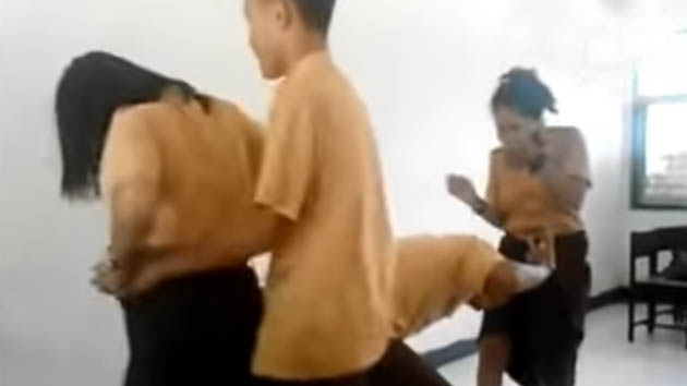 Video: Kelakuan Anak SMA Dugem di Dalam Kelas Video: Kelakuan Anak SMA Dugem di Dalam Kelas