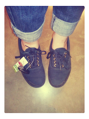Blue Vans Gold Jeans Outfit Sneakers Blue Vans Gold Jeans Outfit Sneakers