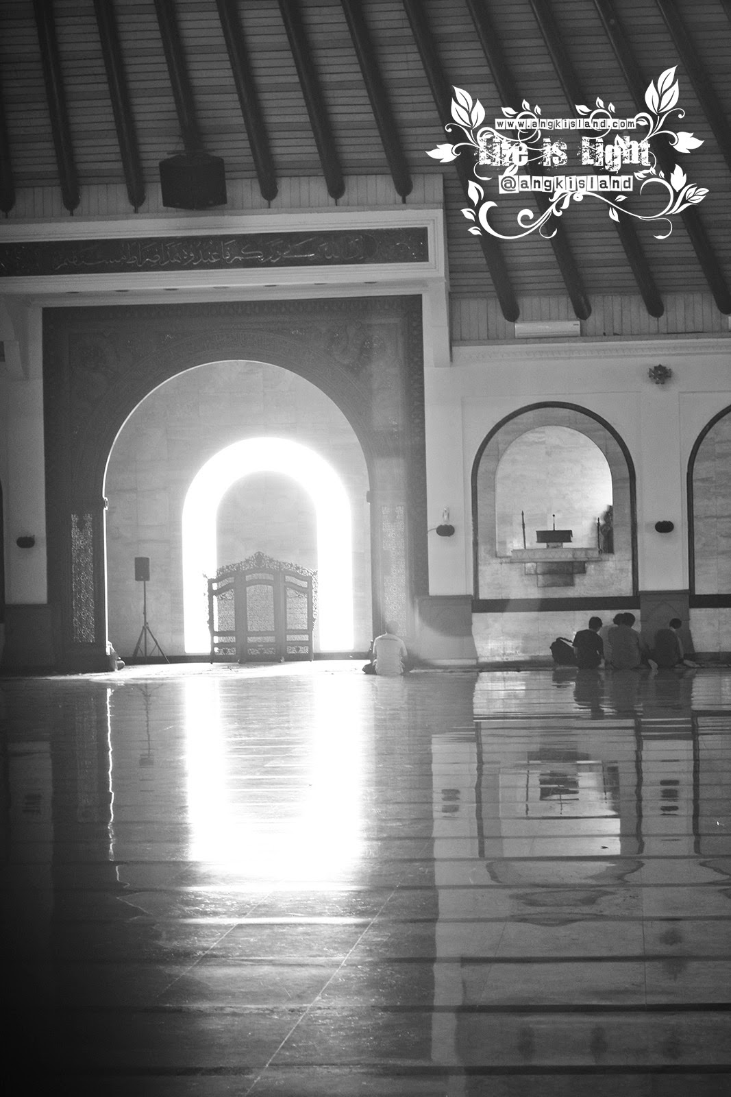 Masjid Agung Jawa Tengah cahaya di Masjid Agung Jawa Tengah