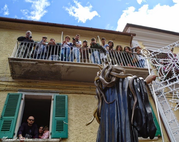 Cocullo, la statua di San Domenico Abate in processione Cocullo, la statua di San Domenico Abate in processione