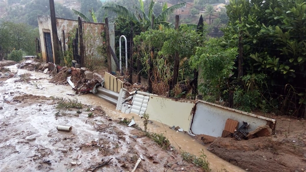 Ruas ficam inundadas e casas alagadas após fortes chuvas no interior da Bahia