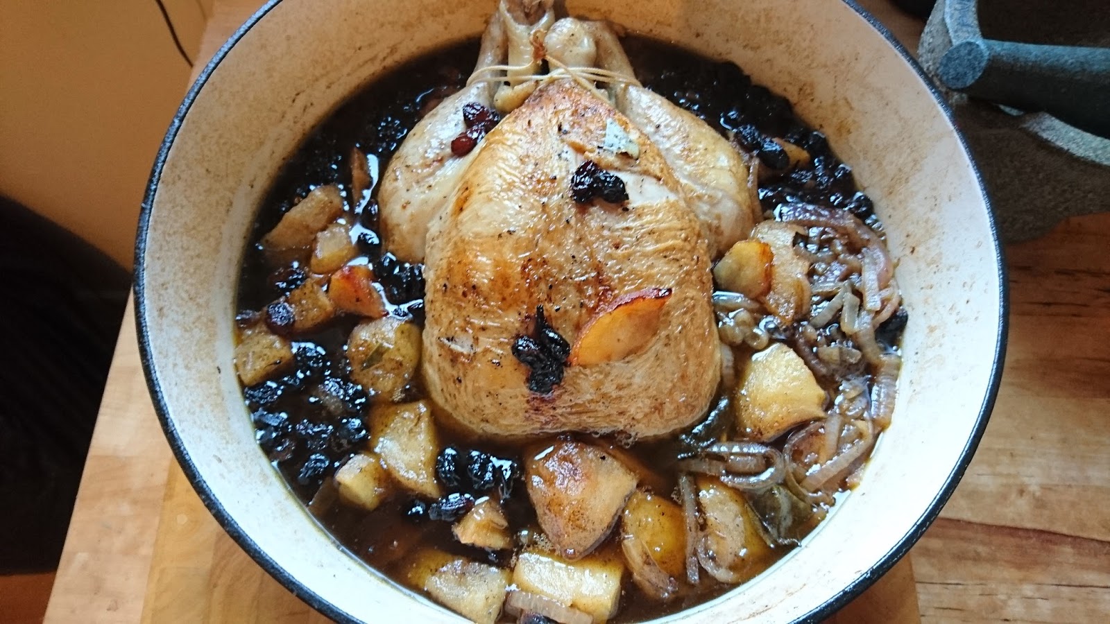 Recipe chicken stewed with cider and apples