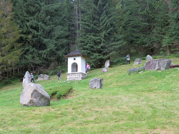 Symboliczny cmentarz i miejsce pamięci w Zwierówce