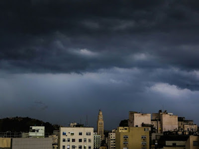 A Geoengenharia do clima o por que de chuvas exageras e inundações Como tenho dito em vários artigos anteriores, a modificação clima / ou Geoengenharia do clima é real e os globalistas do estado profundo, estão usando contra a humanidade, especificamente, os mais pobres no planeta,