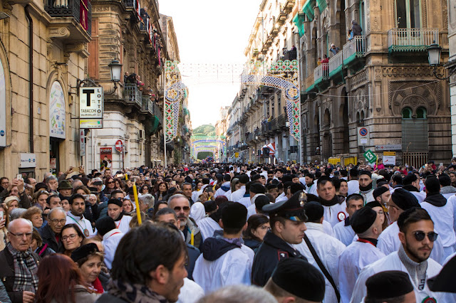 Festa di Sant'Agata a Catania-Giro esterno-Processione dei fedeli devoti