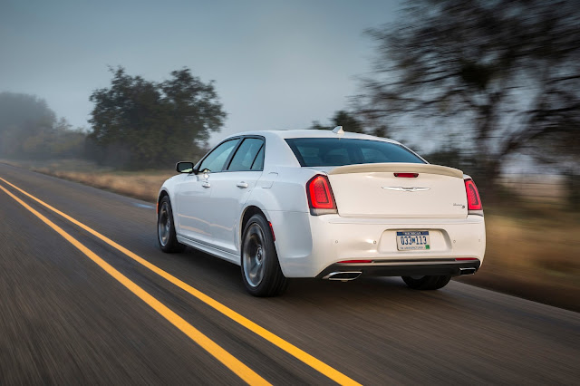 2017 Chrysler 300S rear 3/4 view Rear 3/4 view of 2017 Chrysler 300S
