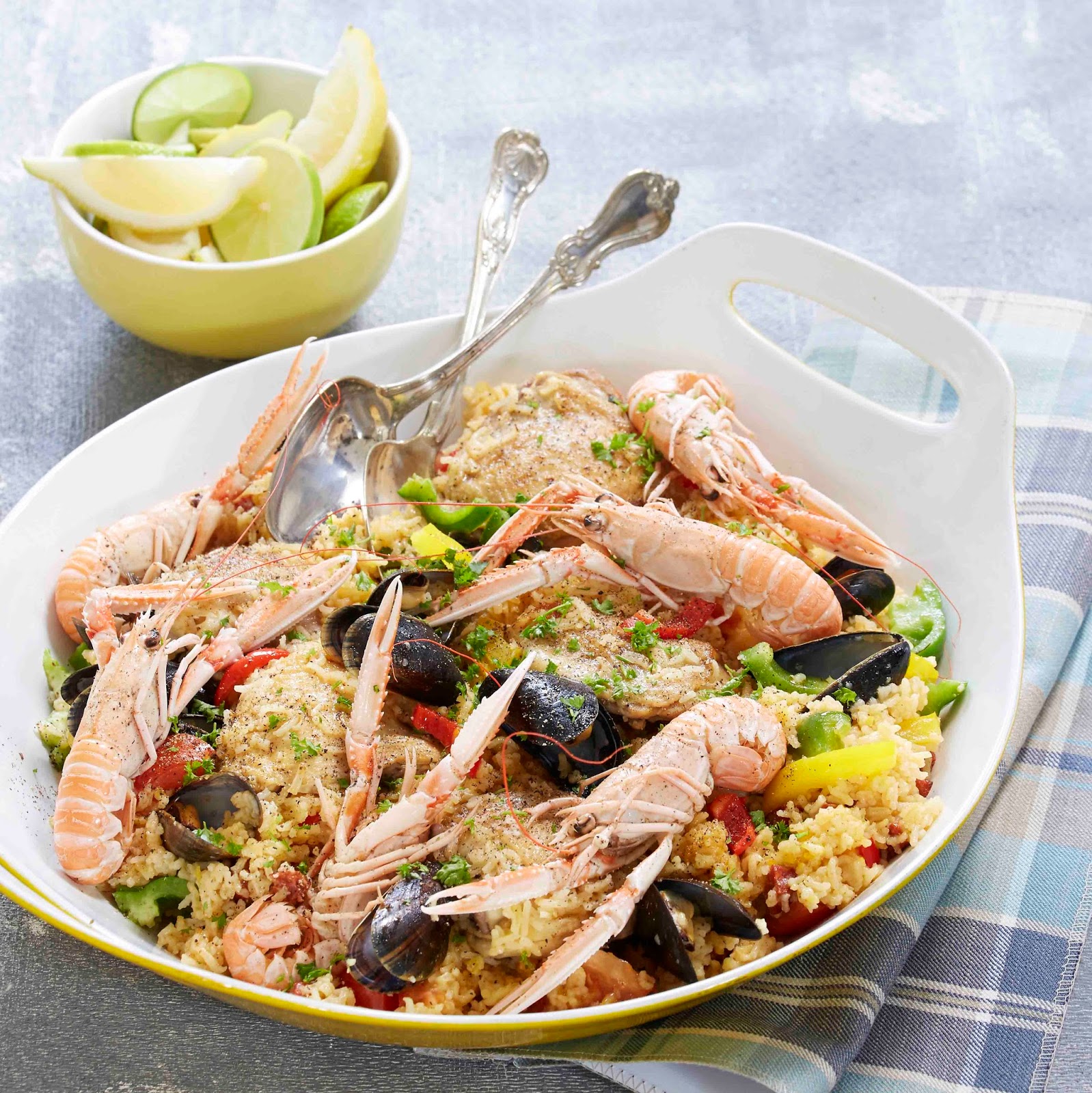 Paella med kylling og skaldyr