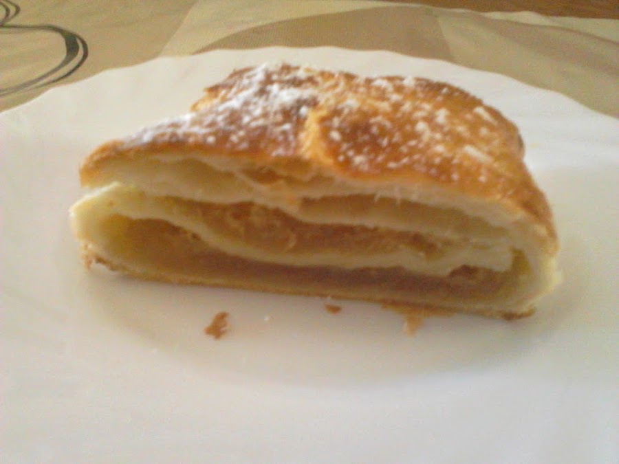 Pedazo de hojaldre relleno de cabello de ángel