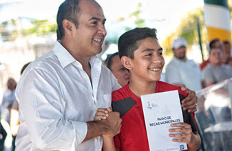 Entrega Ayuntamiento de Isla Mujeres becas a estudiantes