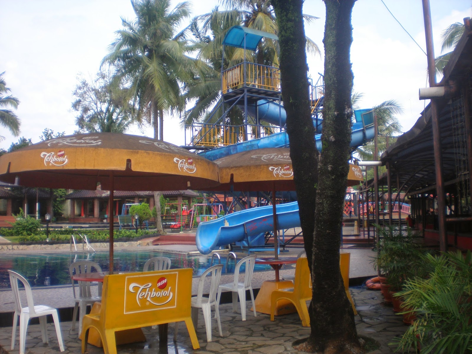 berenang di kolam renang situ gintung http://hendrasuhendra176.blogspot.com/2014/05/berenang-di-kolam-renang-situ-gintung.html