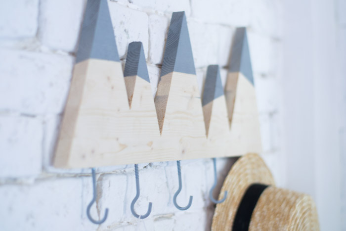 Perchero madera montañas