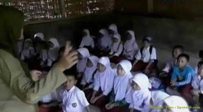 Siswa Madrasah belajar dalam keterbatasan