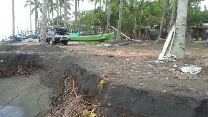 Abrasi di Kampung Nelayan Pengambengan Kian Parah