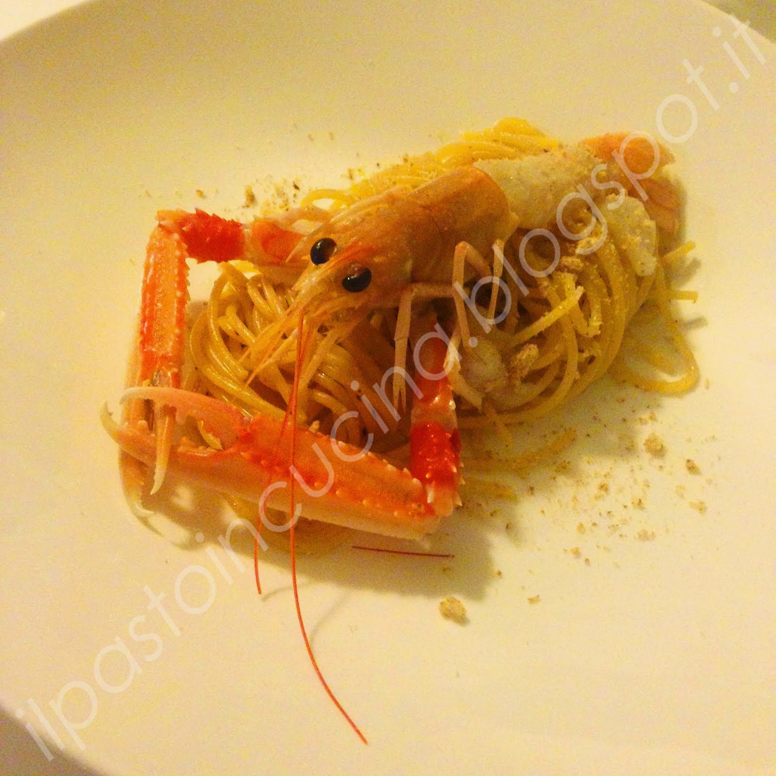 Lo spaghetto aglio, olio, peperoncino, pane croccante e cruditè di scampo