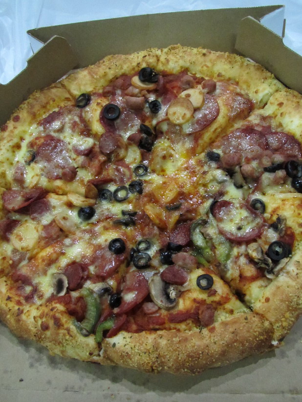 Gostan Sikit ( U ) Domino's Extreme Edge crust pizza Pulau Tikus
