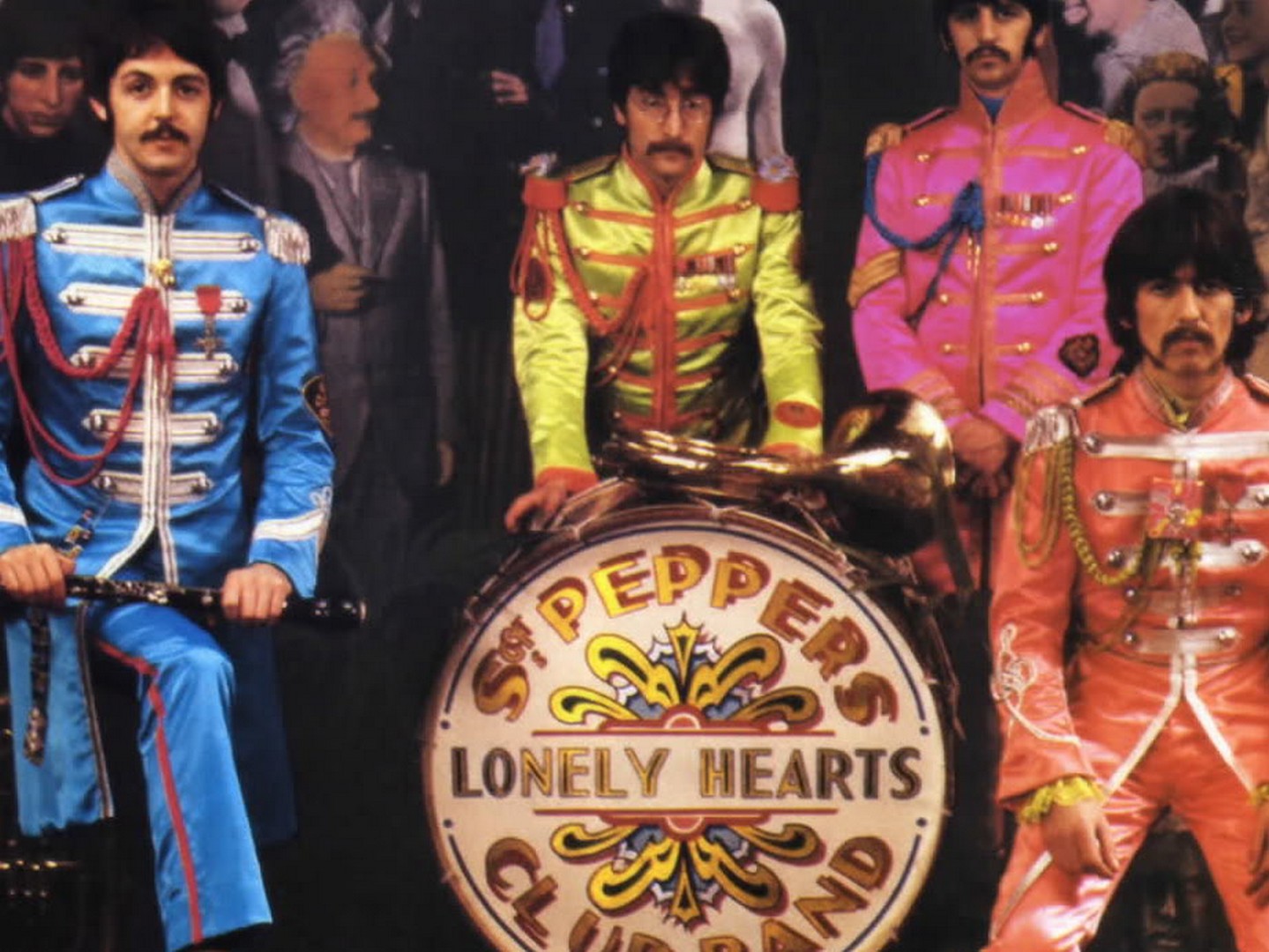 Beatles sgt pepper lonely. The Beatles сержант Пеппер. Sgt Pepper's Lonely Hearts Club Band. The Beatles Sgt. Pepper's Lonely Hearts Club Band 1967. The Beatles Sgt Pepper оркестр 1967.