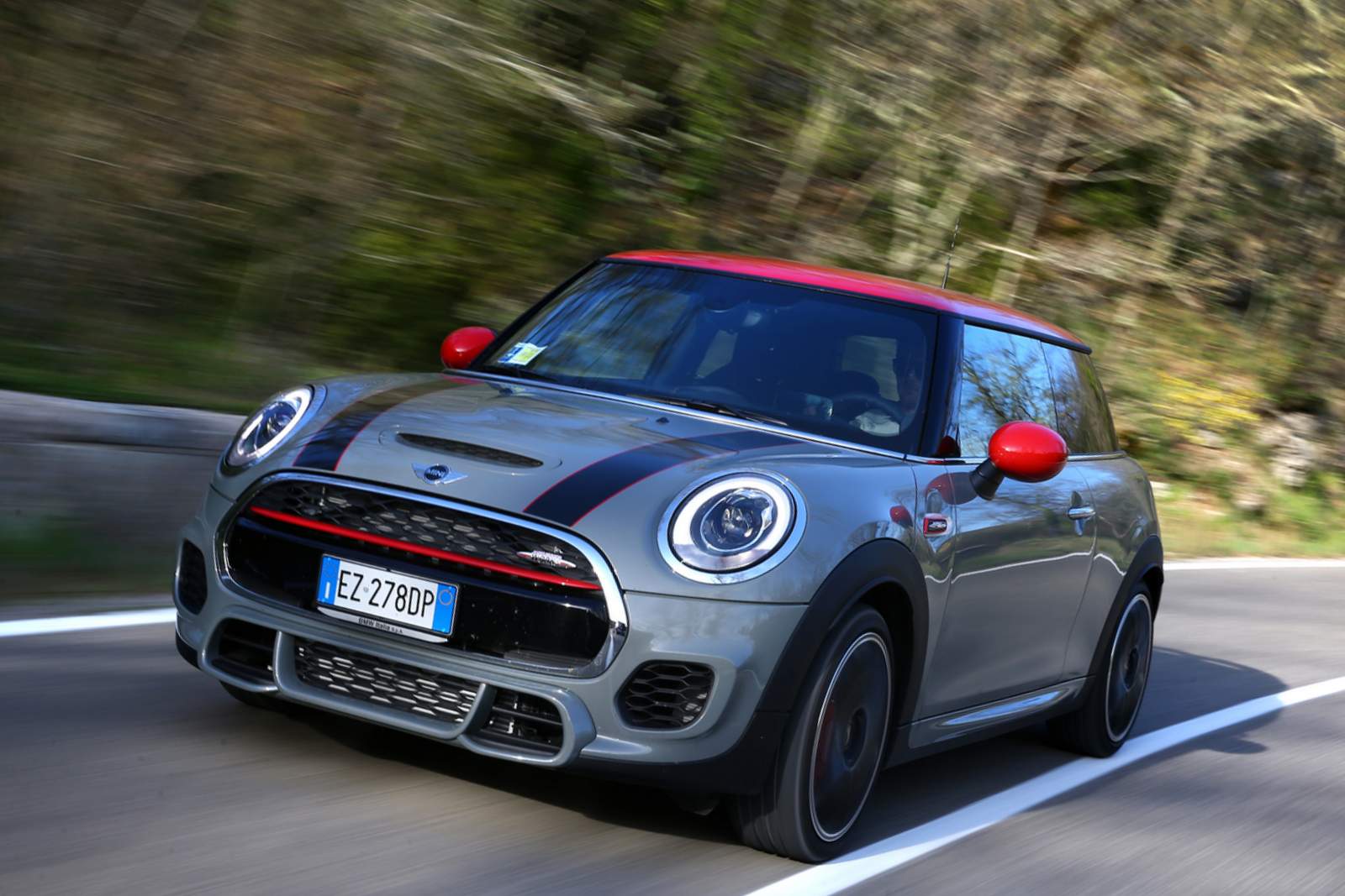 MINI Cooper JCW 2016 vídeo, performance e ficha técnica