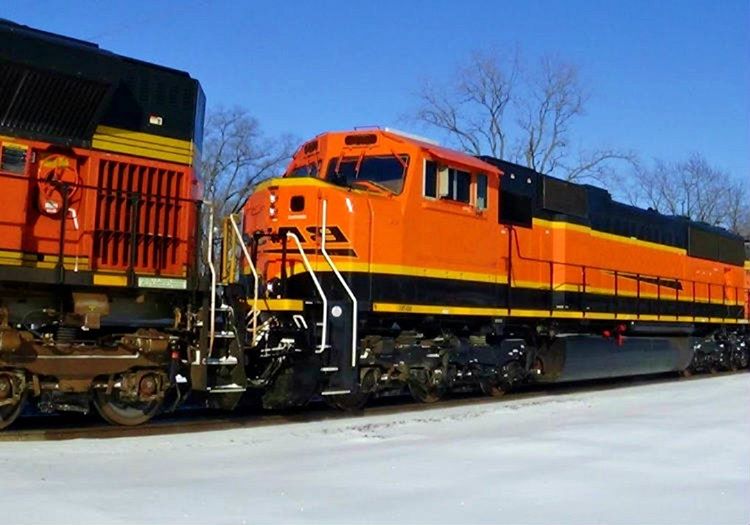 Treni çekme denemesi işe yaramıştı, az da olsa lokomotifin hızı azalmıştı.