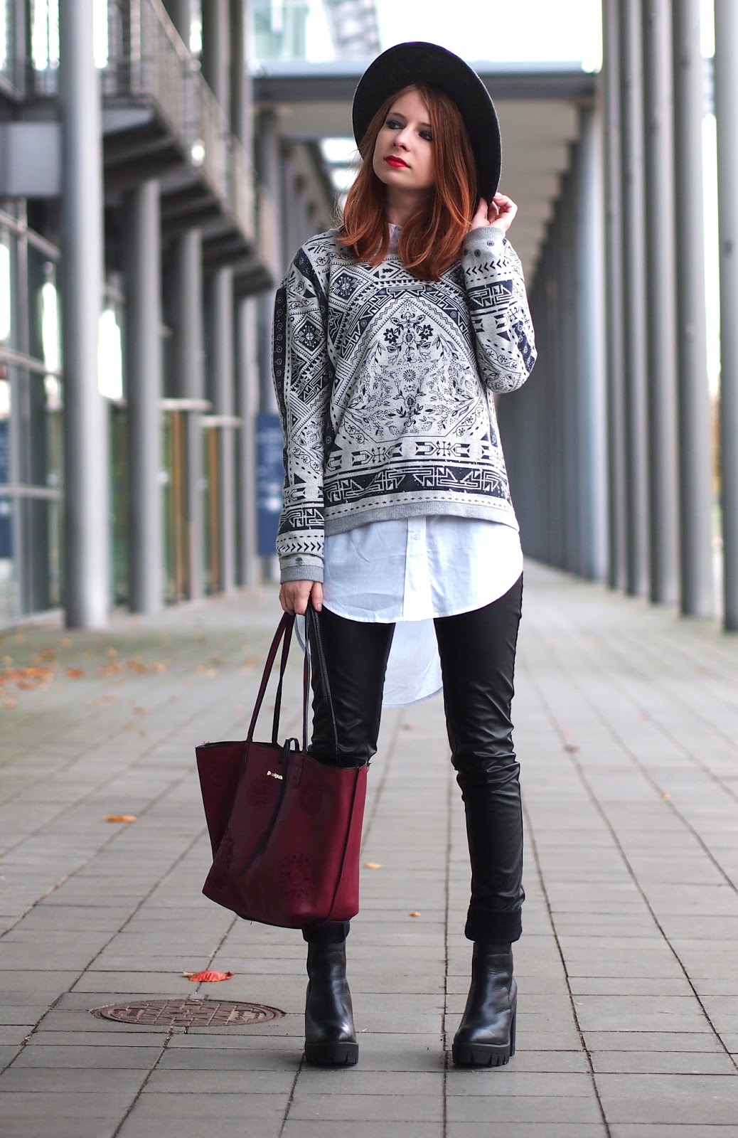 Outfit Layering Oversized Pullover Mit Weisser Bluse Kombinieren The Fashionable Blog