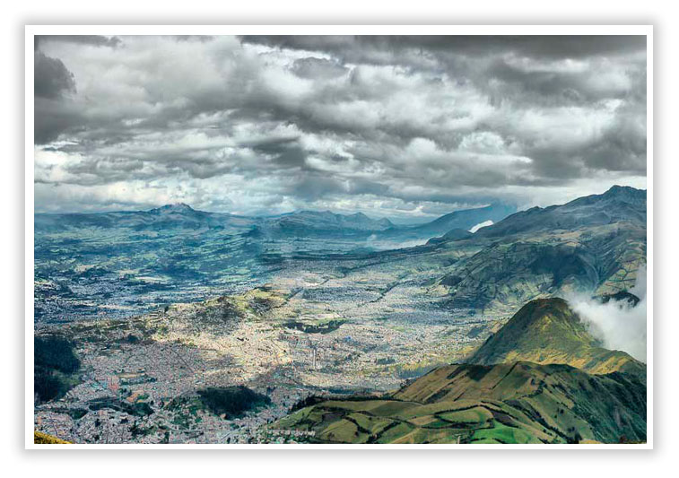 Vista aérea de Quito la capital de Ecuador - Quito - Ecuador - SuperPhotoPro