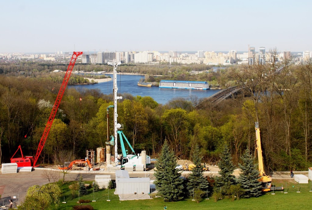 Строительные работы под Мемориалом голодомора