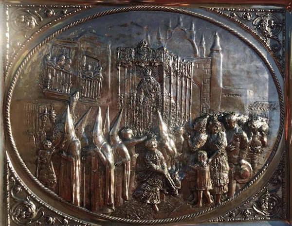 La Macarena recibe una joya cargada de detalles de principios del siglo XX La Macarena recibe una joya cargada de detalles de principios del siglo XX