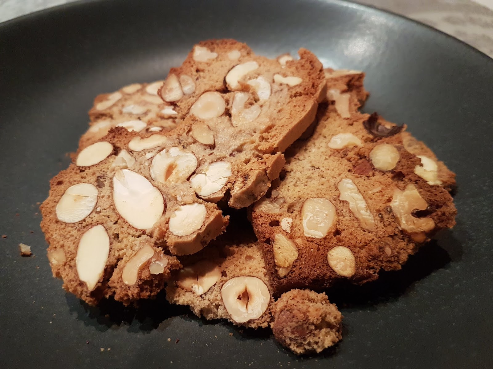 Köstliches aus meiner Küche: Nussknusper - Nusszwieback - Nussbrot