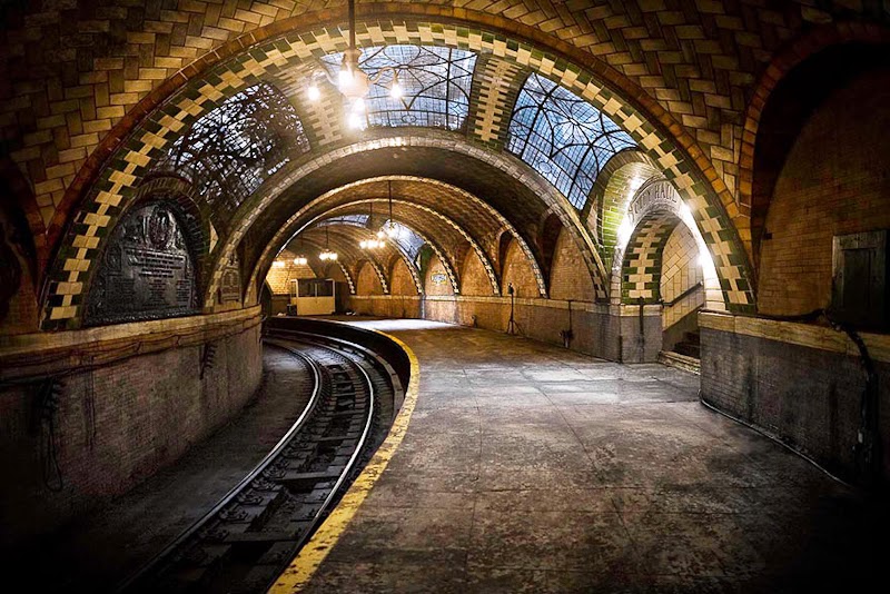 17. The City Hall Subway Stop, New York, USA - 31 Haunting Images Of Abandoned Places That Will Give You Goose Bumps