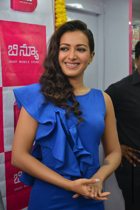 Catherine Tresa launches B New Mobile Store at Eluru