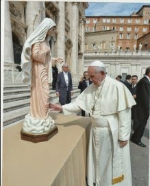 Le Pape bénit une statue de Medjugorje ,place Saint Pierre le 17 septembre 2014
