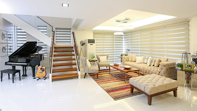 Jennylyn Mercado's Two-Story Modern House This beautiful two-story home is considered to be a blessing to actress Jennylyn Mercado when was looking for a new home to start anew. This is located in a subdivision in Quezon City, the house has a 60 square meter floor area that reminiscent of a New York City apartment. The actress lived in this house together with his son Alex Jazz. Her dining set can seat 10 people and she has some musical instrument on the display such as baby piano and an acoustic guitar.