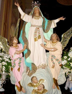 Virgen de la Asunción o Nuestra Señora de la Asunción Foto de la Virgen de la Asunción fuera de la iglesia