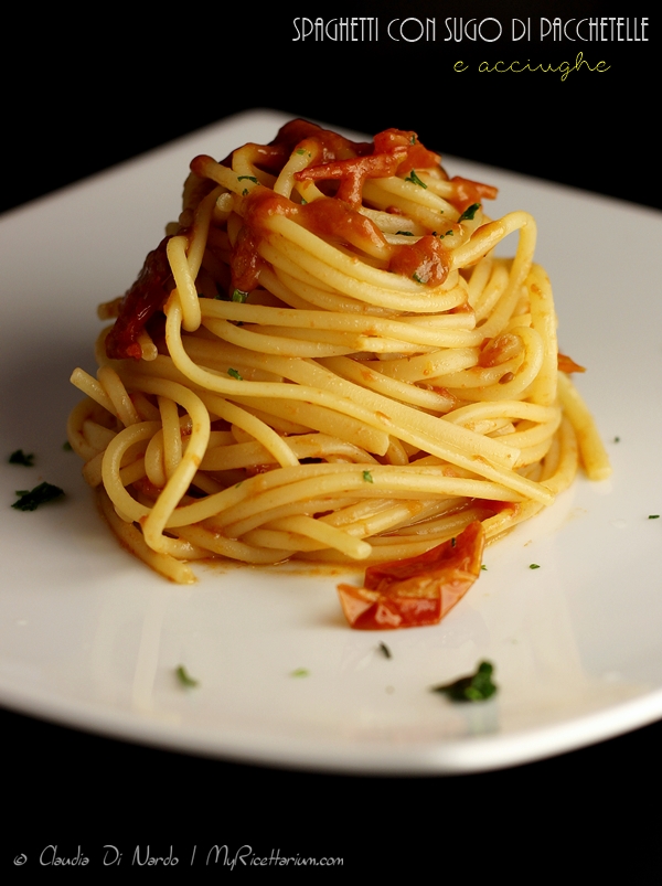 spaghetti al sugo di pacchetelle e acciughe