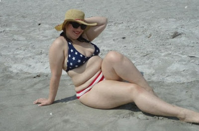 chica gorda en bikini de estados unidos y sombrero en la playa
