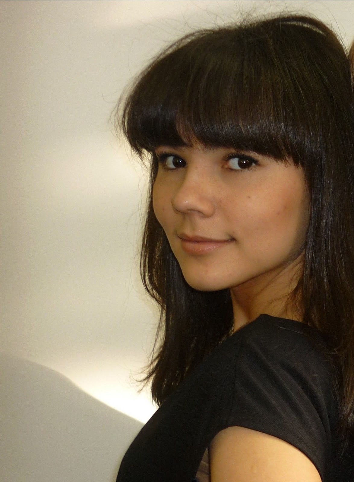 Как знакомиться на английском языке. Хочу познакомиться на английском. Dragon-english – школа английского языка. Учитель блондинка. Кристин смит очень плохая училка.