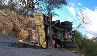 Caminhão tomba na PB 400, em conceição, e motorista fica preso às ferragens