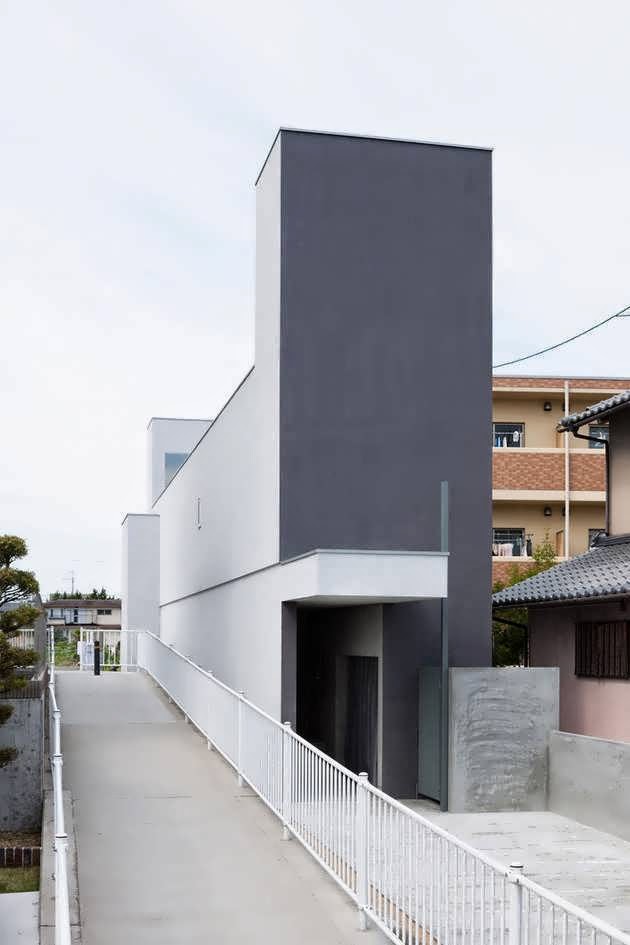 Shiga Narrow Urban Promenade House Design With Concrete Walls And Upper Bridge