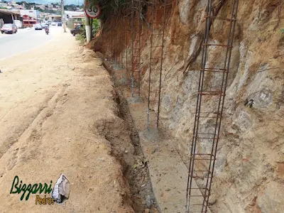 Fundação para a execução do muro de pedra com pedras rústicas na cidade de Joanópolis-SP. Fundação com a sapata corrida em baixo com as brocas e os pilares com ferro de 1/2 polegada com o tipo de assentamento de pedra com junta seca sem massa nas juntas das pedras.