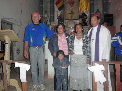 Heute will ich Sie einmal um Unterstützung  für unsere erfolgreiche Pastorale Arbeit im Hochland von Bolivien bitten. Foto: mit unserem Bischof Monseñor Ricardo Centellas nach der Firmung.