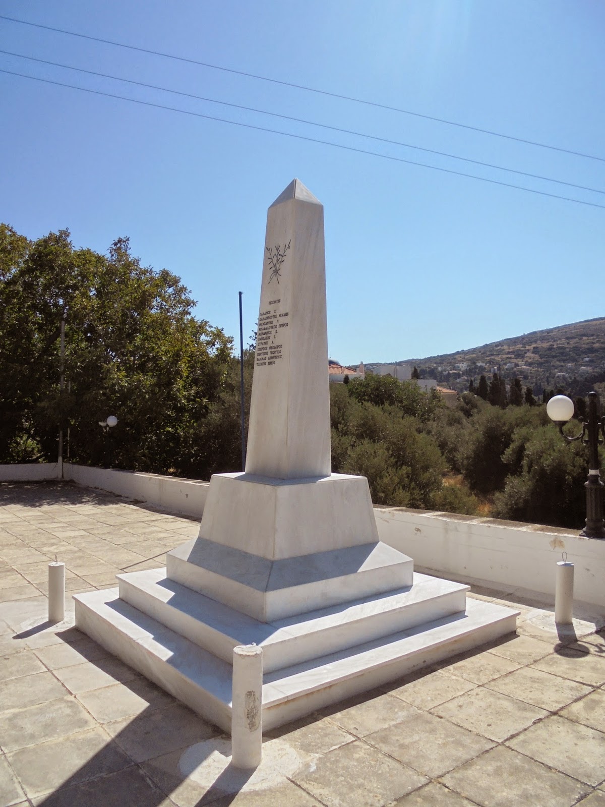 το μνημείο πεσόντων στη Μεσαριά της Άνδρου