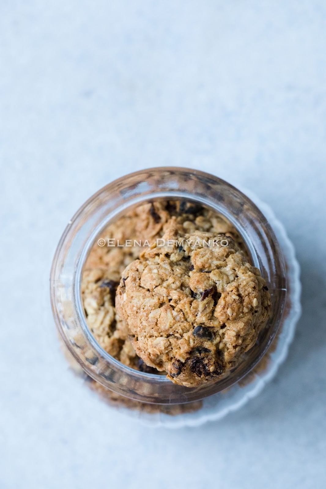 Печенье с изюмом, семечками и овсяными хлопьями