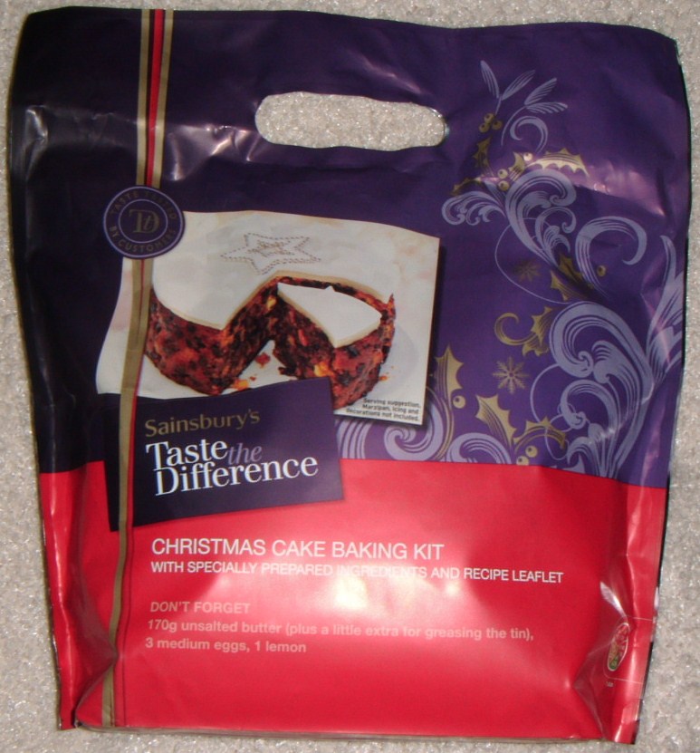 FOODSTUFF FINDS Taste The Difference – Christmas Cake Baking Kit
