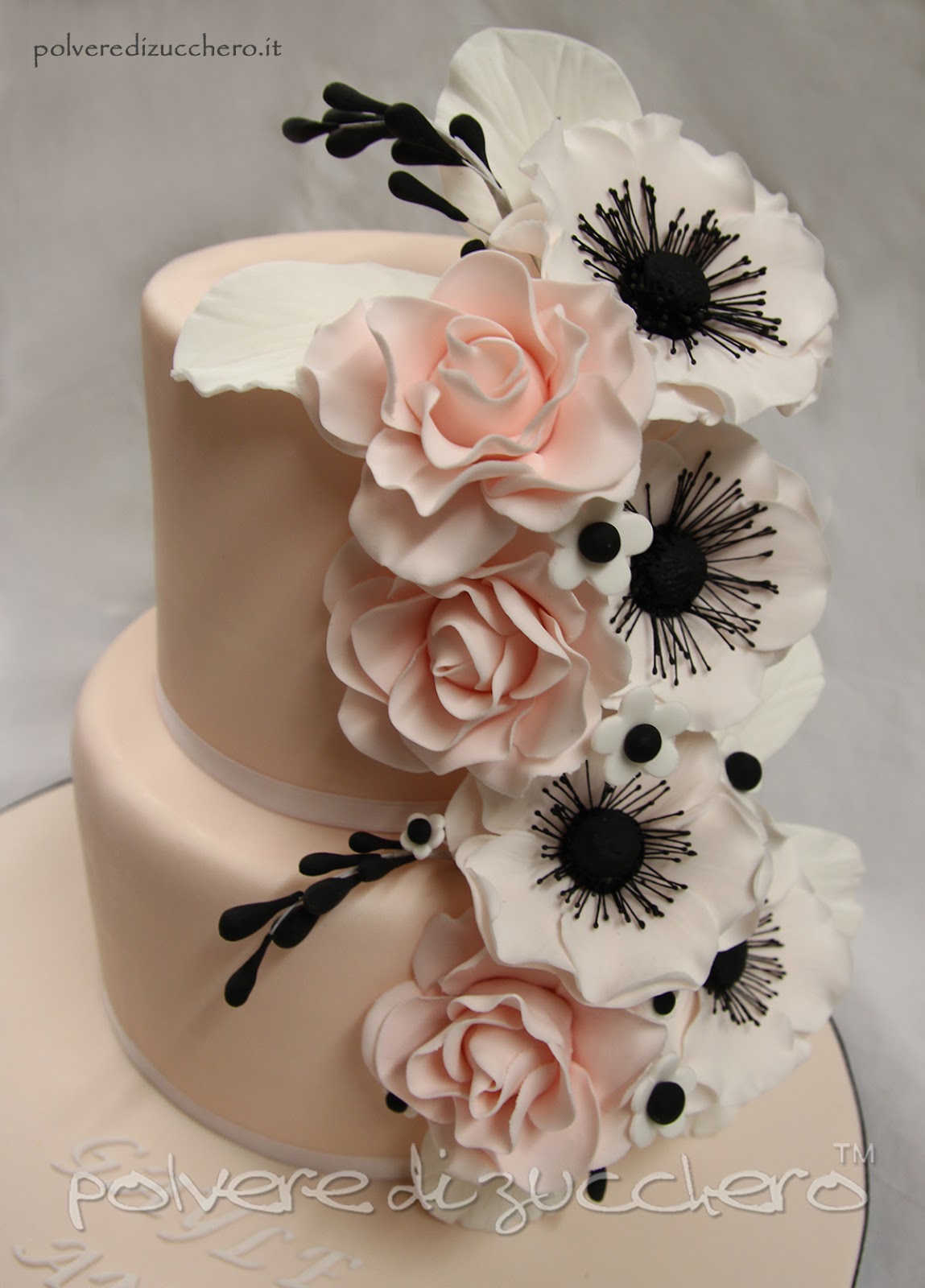 wedding cake anemoni rose torta nuziale rose cake design pasta di zucchero polvere di zucchero