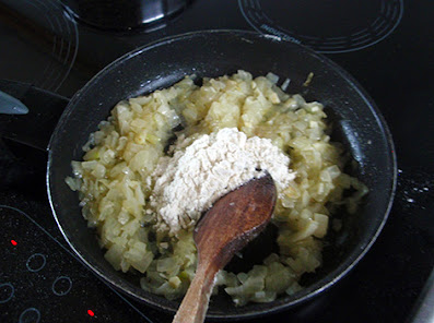 Preparación de la salsa para congrio con mejillones
