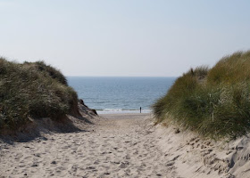 Familienurlaub im dänischen Ferienhaus: Erholsam, familienfreundlich und richtig schön! Ich nehme Euch mit in unseren Dänemark-Urlaub, den wir in einem tollen Ferienhaus von Schultz Ferienhäuser in Houstrup verbracht haben. Hier: Unser Strandaufgang.