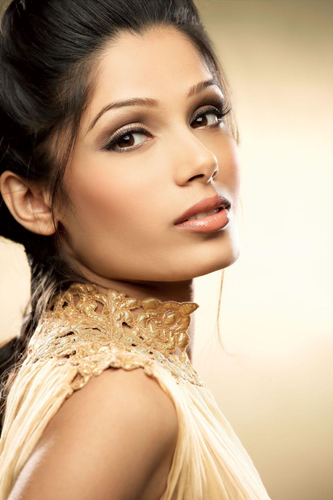 Hot actress pics: Freida Pinto