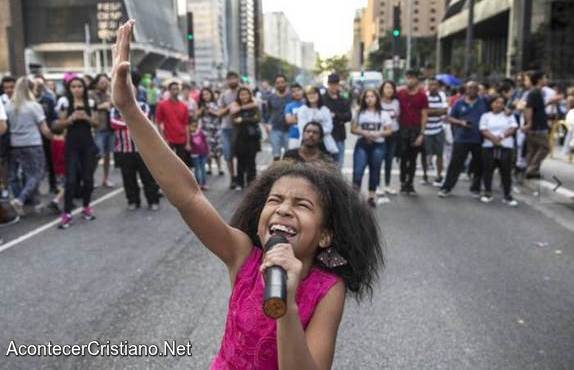 Niña predica el Evangelio en las calles y muchos aceptan a Cristo Niña predicando en las calles